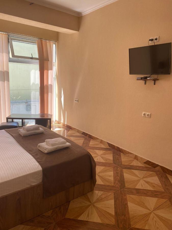 Hotel Saburtalo Roni Tbilisi Esterno foto