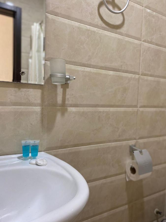 Hotel Saburtalo Roni Tbilisi Esterno foto